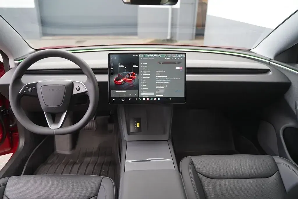 Gebraucht Tesla Model 3 Standard Range 208 kW (283 PS) 2024 Rot Limousine
