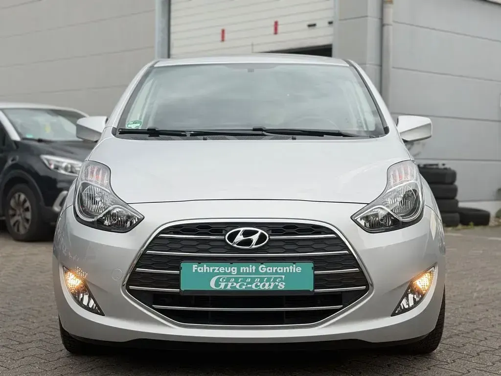 Gebraucht Hyundai ix20 Passion 90 PS (66 kW) 2017 Silber Kleinwagen
