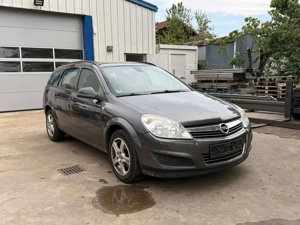 Gebraucht Opel Astra Edition 116 PS (85 kW) 2009 Karbongrau Kombi