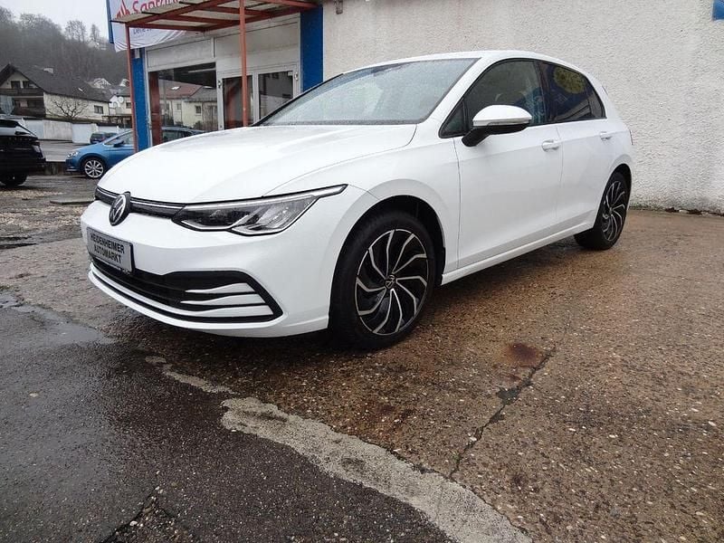 Weiß Gebraucht 2020 VW Golf VIII Life Limousine | 21.990 € (Fairer Preis) - Bild 1/4