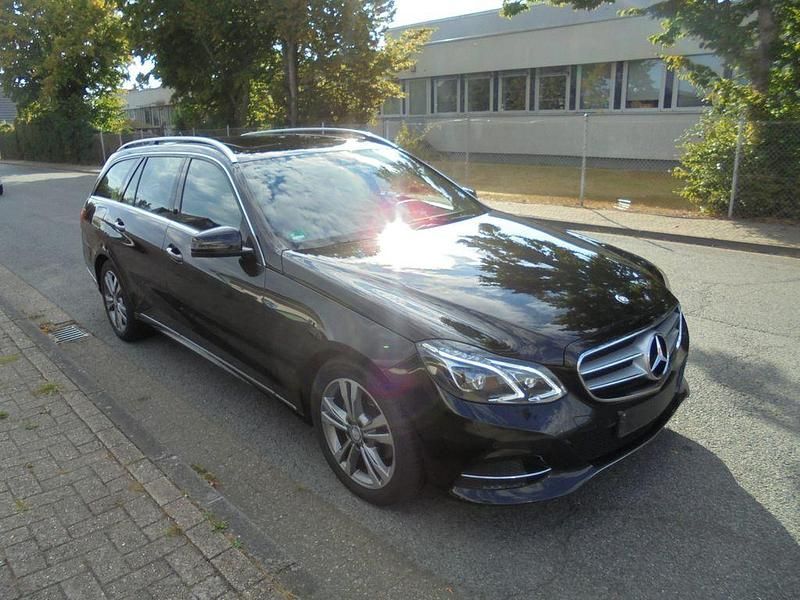 Gebraucht Mercedes E220 Avantgarde 170 PS (125 kW) 2016 Schwarz Limousine