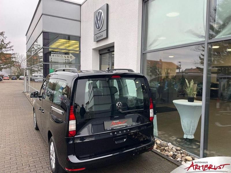 Gebraucht VW Caddy Life 102 PS (75 kW) 2022 Schwarz (deep black perleffekt (schwarz)) Van / Kleinbus