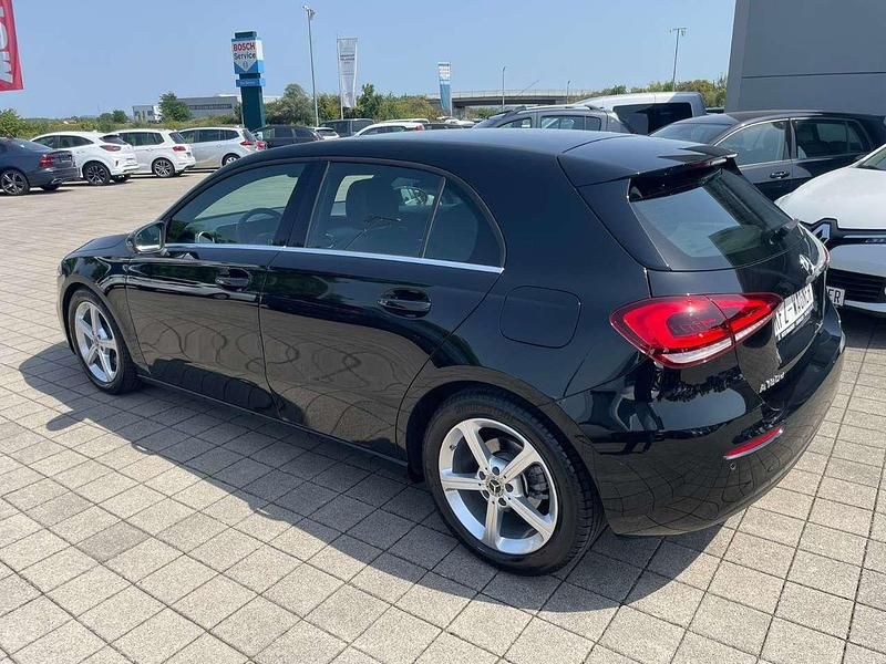 Gebraucht Mercedes A180 116 PS (85 kW) 2020 Kosmosschwarz  metalliclack Kleinwagen