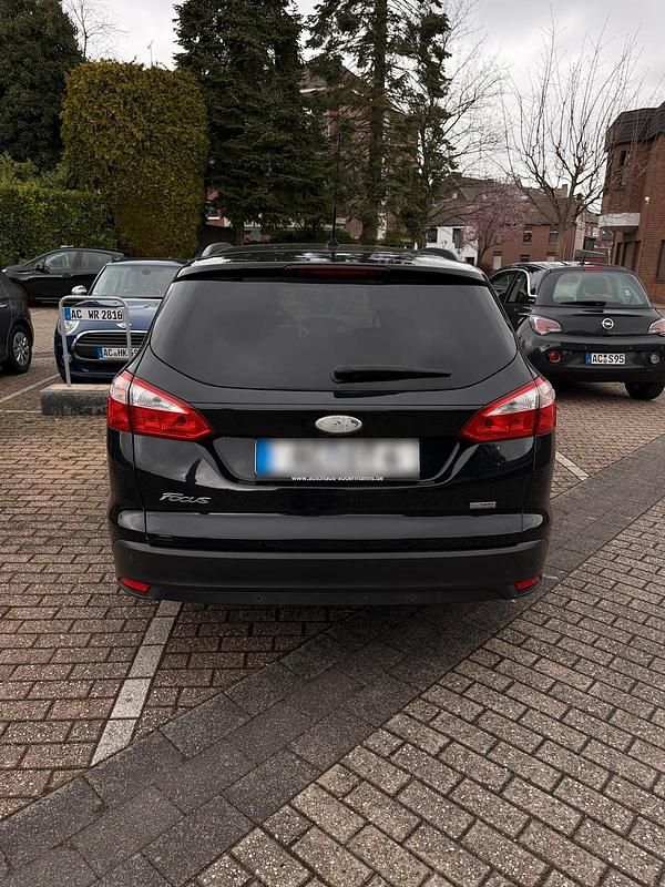 Gebraucht Ford Focus 101 PS (74 kW) 2011 Schwarz Kombi