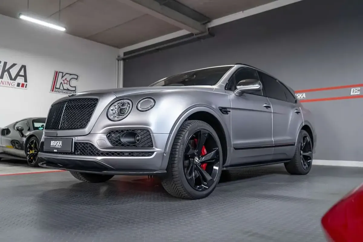 Gebraucht Bentley Bentayga 549 PS (403 kW) 2019 Sonderlackierung light grey satin SUV
