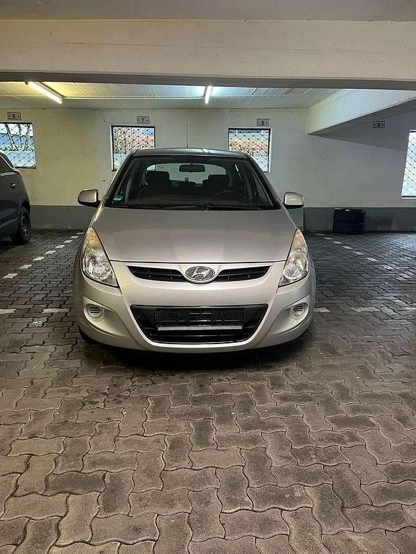 Gebraucht Hyundai i20 Edition 77 PS (56 kW) 2010 Silber Kleinwagen