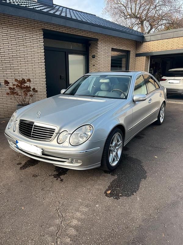 Silber Gebraucht 2003 Mercedes E500 Avantgarde Limousine | 11.500 € (Fairer Preis) - Bild 1/4