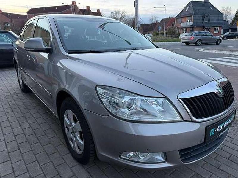 Gebraucht Skoda Octavia Elegance 105 PS (77 kW) 2012 Cappuccinobeige metallic Kleinwagen