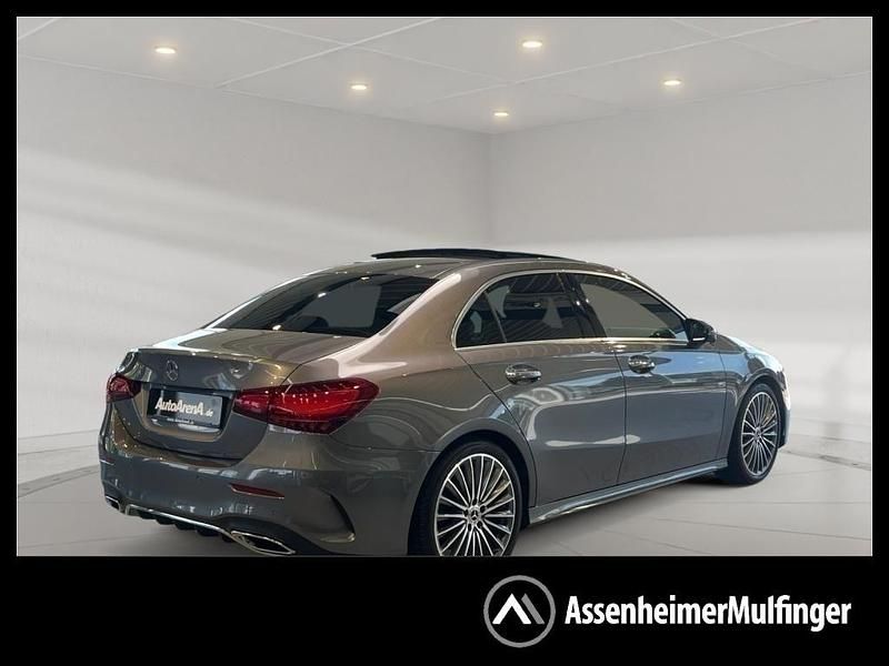 Grau Gebraucht 2023 Mercedes A200 AMG Limousine | 33.369 € (Etwas zu teuer) - Bild 1/4