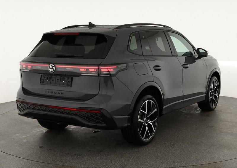 Neu VW Tiguan R-line 193 PS (141 kW) 2025 Delfingrau metallic SUV