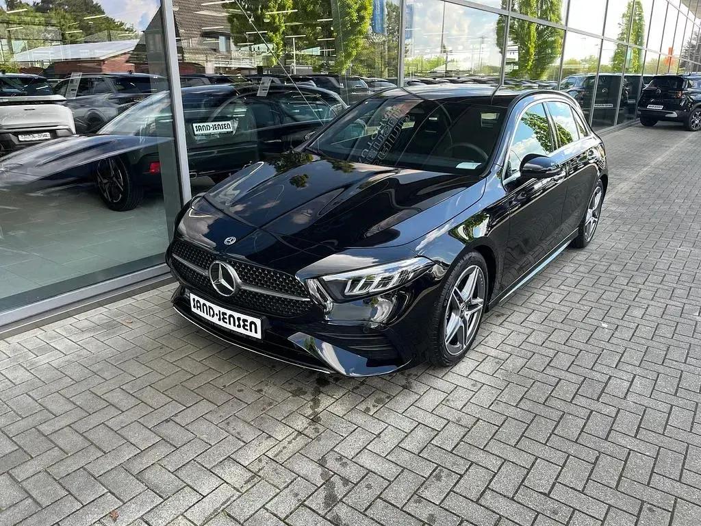 Gebraucht Mercedes A200 Advanced Plus 163 PS (119 kW) 2025 Kosmosschwarz metallic Limousine