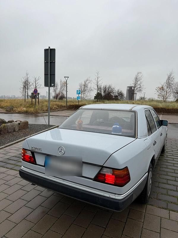 Second-hand Mercedes E230 131 CP (96 kW) 1991 Berlinǎ