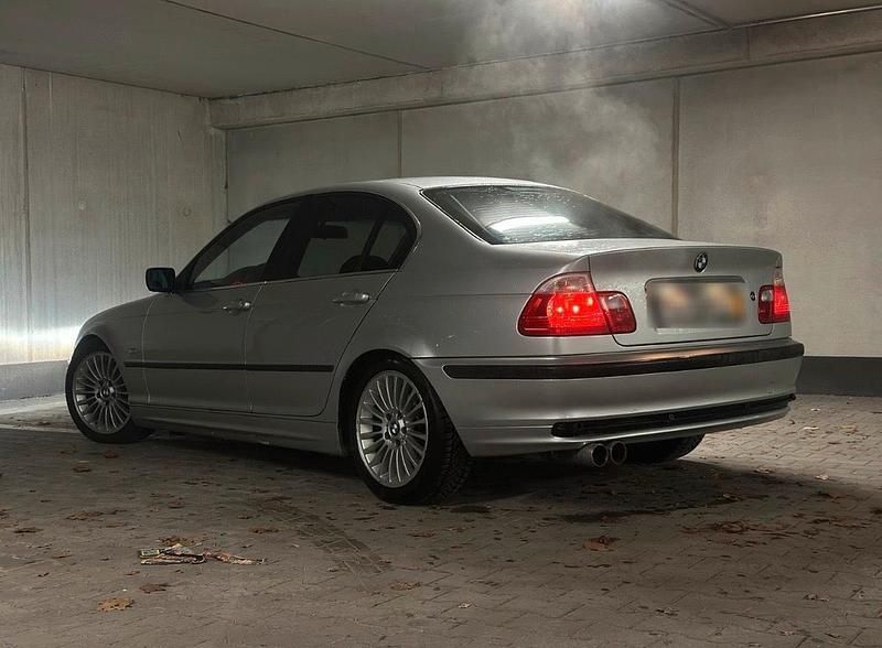 Gebraucht BMW 323 170 PS (125 kW) 1999 Silber Limousine