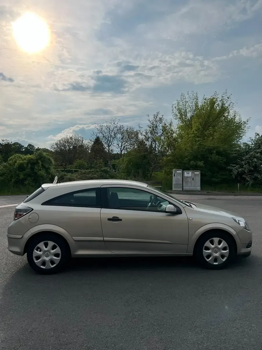 Gebraucht Opel Astra GTC 90 PS (66 kW) 2006 Silber Limousine