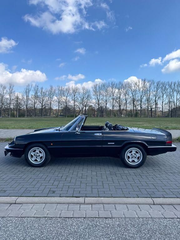 Gebraucht Alfa Romeo Spider 126 PS (92 kW) 1986 Schwarz Cabrio