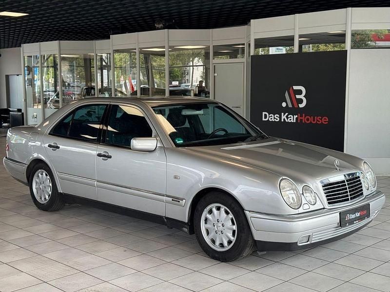 Silber Gebraucht 1998 Mercedes E240 Avantgarde Limousine | 3.870 € (Fairer Preis) - Bild 1/4