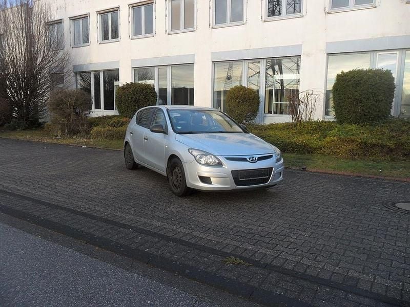 Gebraucht Hyundai i30 Edition 109 PS (80 kW) 2010 Silber Limousine