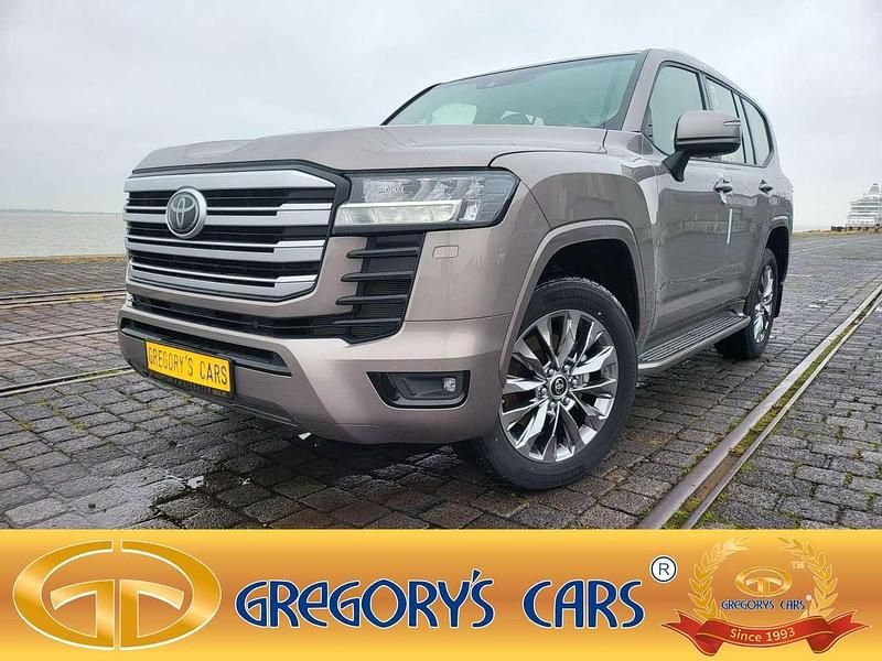 Cloudy grey metallic Gebraucht 2023 Toyota Land Cruiser Executive SUV | 148.931 € - Bild 1/3