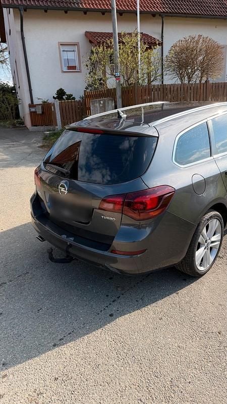 Gebraucht Opel Astra 140 PS (102 kW) 2011 Grau Kombi