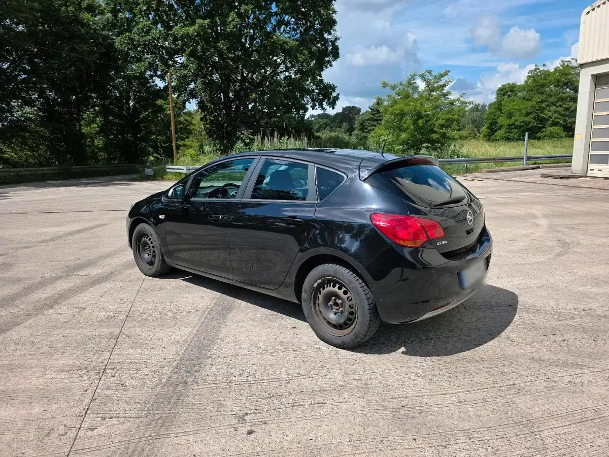 Gebraucht Opel Astra 101 PS (74 kW) 2011 Schwarz Limousine