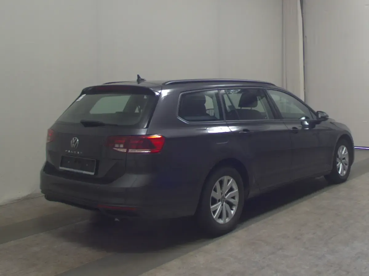 Gebraucht VW Passat 150 PS (110 kW) 2022 Grau Kombi