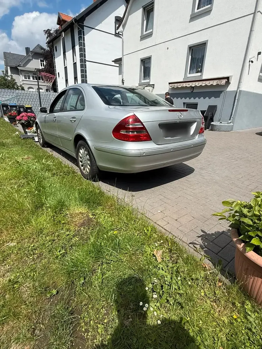 Gebraucht Mercedes E220 150 PS (110 kW) 2004 Silber Limousine