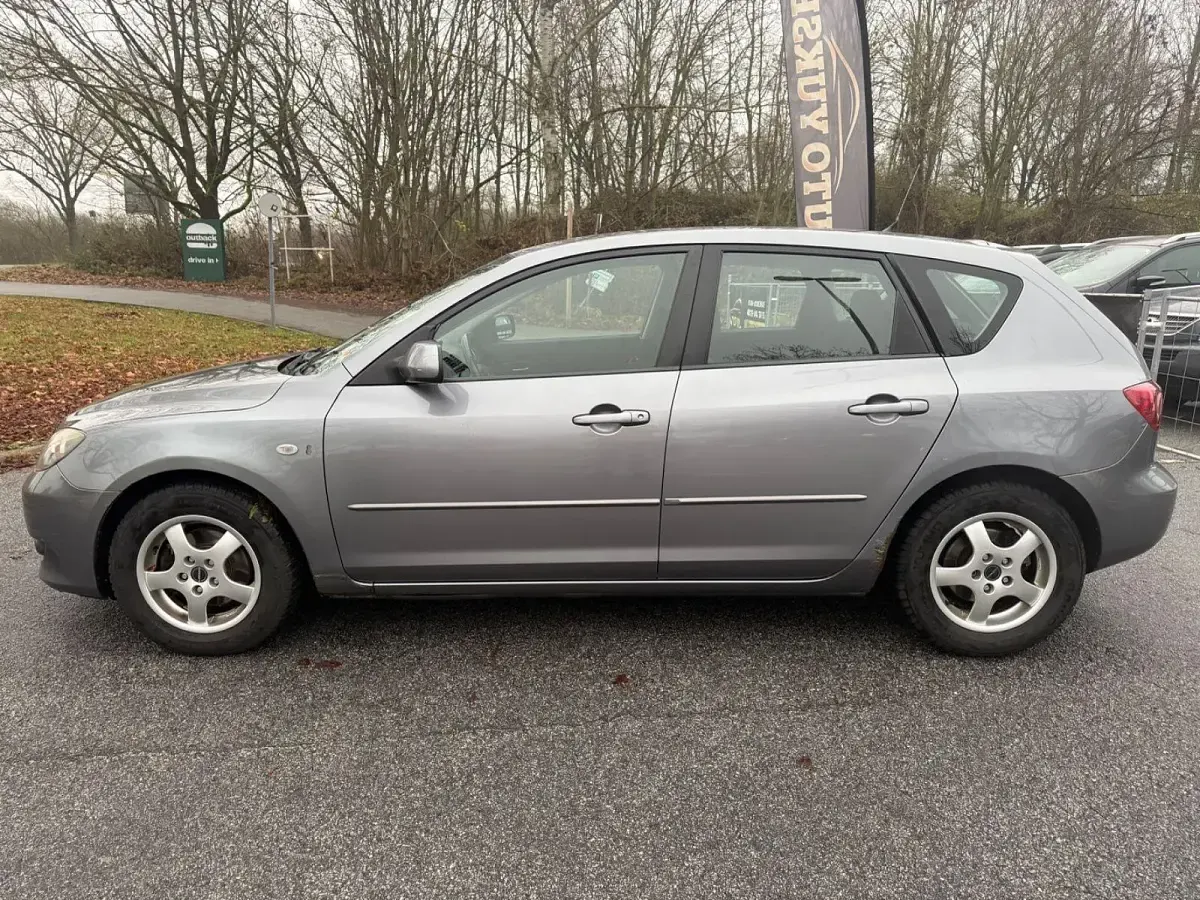 Używany Mazda 3 Comfort 105 KM (77 kW) 2004 Szary Sedan/Limuzyna