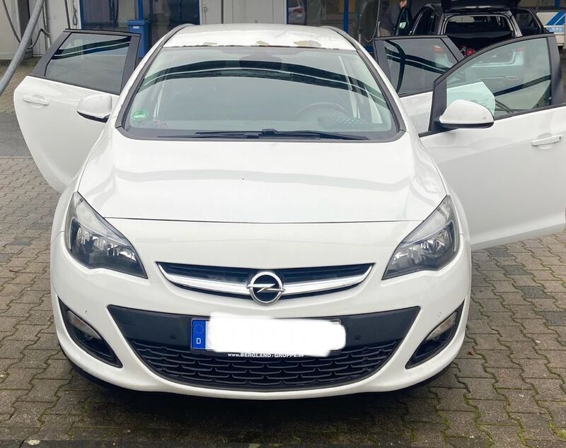 Weiß Gebraucht 2014 Opel Astra Eco Kombi | 3.200 € (Guter Preis) - Bild 1/4
