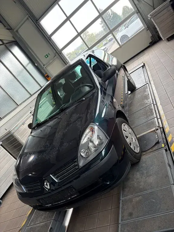 Second-hand Renault Clio II Authentique 75 CP (55 kW) 2004 Verde Berlinǎ