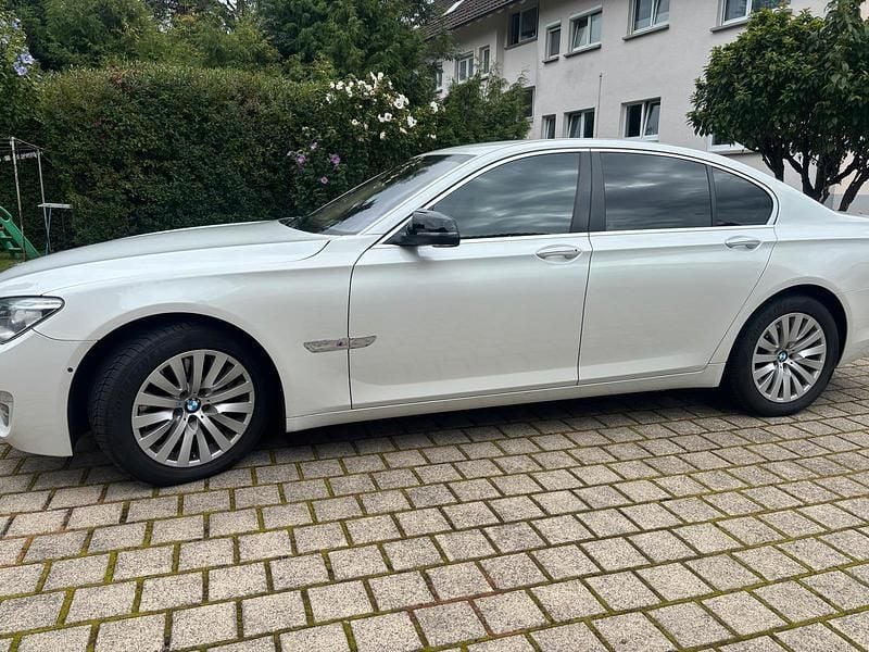 Gebraucht BMW 750 Shadowline 381 PS (280 kW) 2012 Weiß Limousine