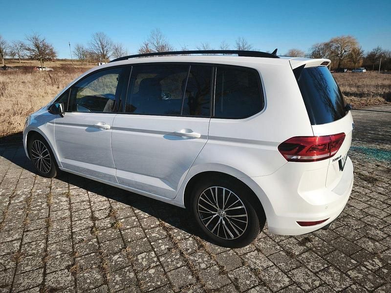 Gebraucht VW Touran Highline 150 PS (110 kW) 2019 Weiß Van / Kleinbus