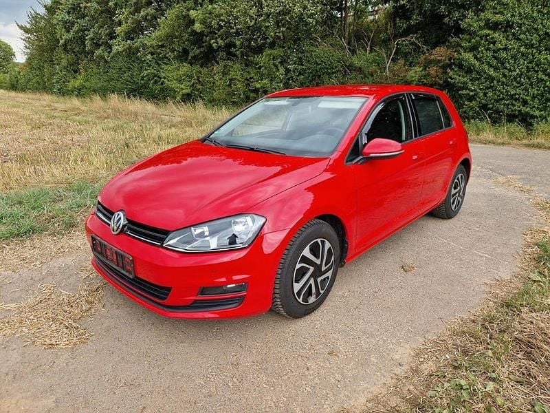 Rot Gebraucht 2013 VW Golf VII Trendline Limousine | 11.199 € (Fairer Preis) - Bild 1/4