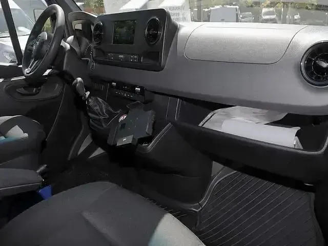 Używany Mercedes Sprinter 150 KM (110 kW) 2023 Niebieski Van