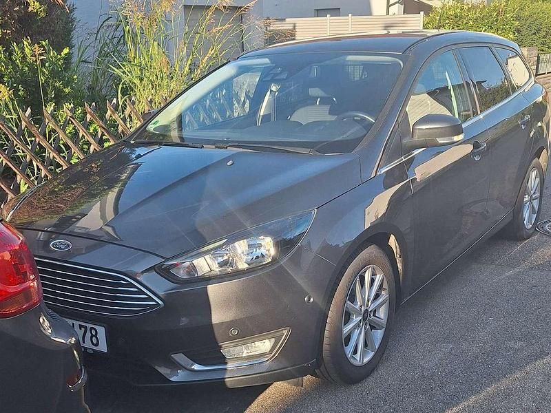 Grau Gebraucht 2017 Ford Focus Kombi | 15.299 € - Bild 1/4