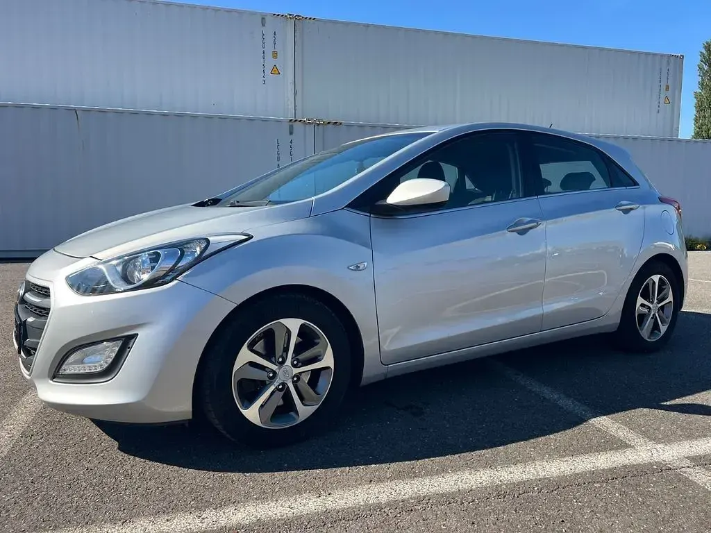 Gebraucht Hyundai i30 Trend 135 PS (99 kW) 2015 Silber Limousine