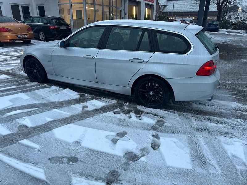 Gebraucht BMW 330 197 PS (144 kW) 2007 Silber Kombi