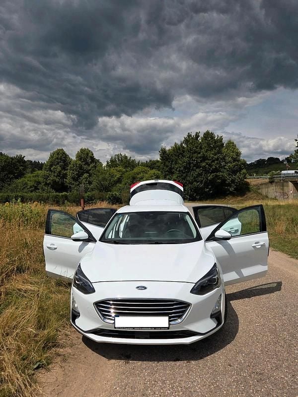 Weiß Gebraucht 2020 Ford Focus Titanium Limousine | 15.500 € (Fairer Preis) - Bild 1/4