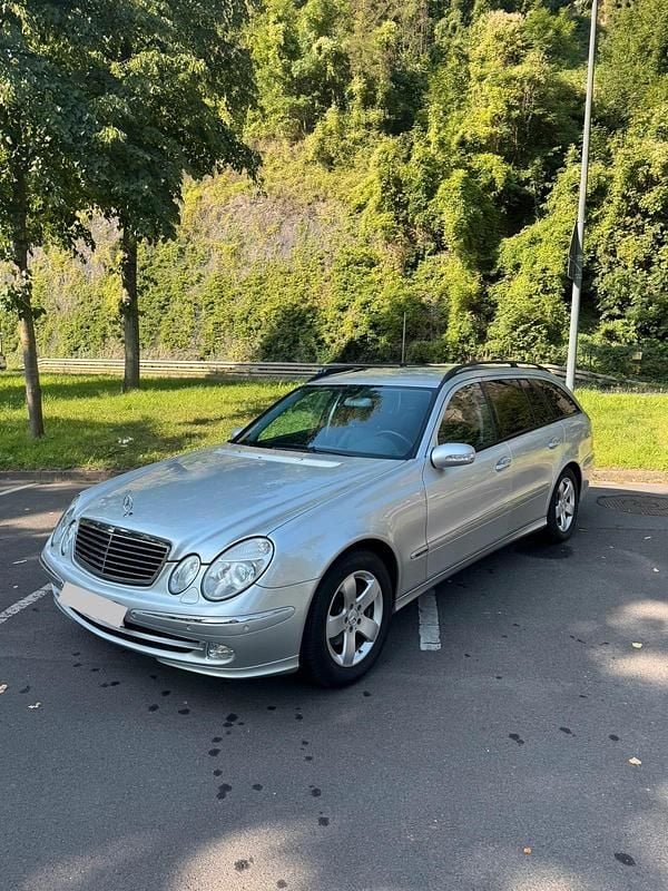 Silber Gebraucht 2004 Mercedes E240 Avantgarde Kombi | 3.800 € (Fairer Preis) - Bild 1/4