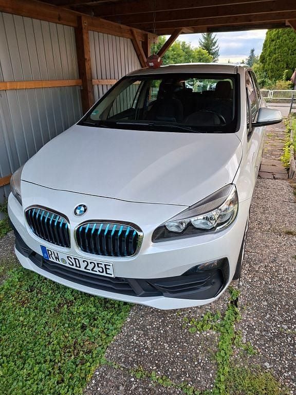 Weiß Gebraucht 2018 BMW 225 Active Tourer iPerformance Van / Kleinbus | 14.799 € (Guter Preis) - Bild 1/4