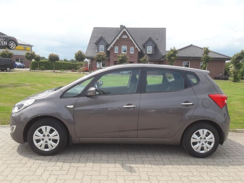 Grau Gebraucht 2015 Hyundai ix20 Van / Kleinbus | 8.490 € (Guter Preis) - Bild 1/4