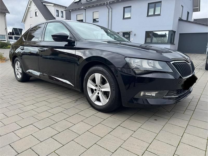 Schwarz Gebraucht 2018 Skoda Superb Limousine | 7.400 € - Bild 1/4