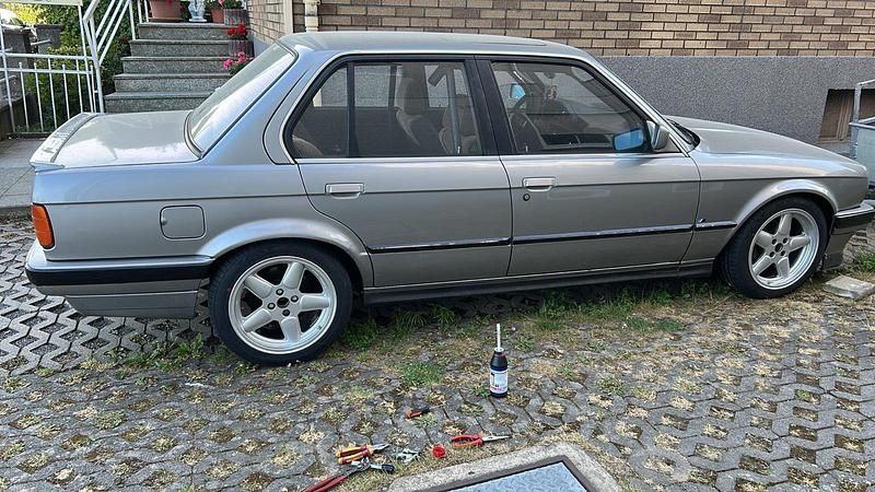 Gebraucht BMW 325 192 PS (141 kW) 1988 Silber Limousine