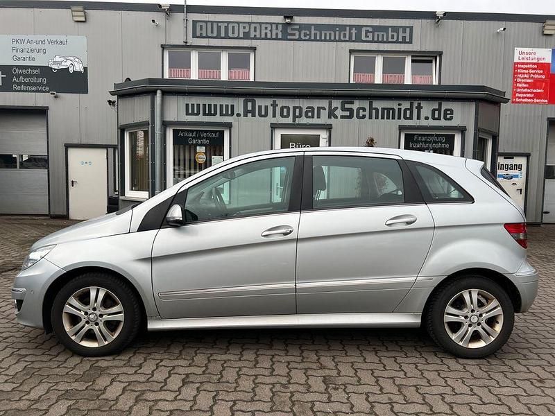 Gebraucht Mercedes B180 109 PS (80 kW) 2011 Silber Van / Kleinbus