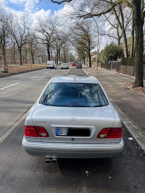 Gebraucht Mercedes E230 Avantgarde 150 PS (110 kW) 1998 Silber Limousine