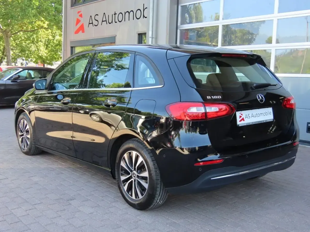 Gebraucht Mercedes B180 136 PS (100 kW) 2021 Schwarz Kleinwagen