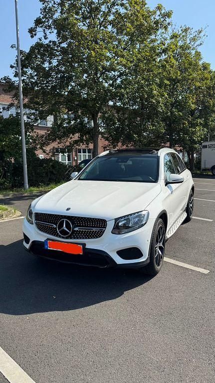 Weiß Gebraucht 2016 Mercedes GLC250 SUV | 27.800 € (Etwas zu teuer) - Bild 1/4
