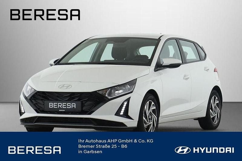 Atlas white / sol Neu 2025 Hyundai i20 Trend Limousine | 20.750 € (Fairer Preis) - Bild 1/4
