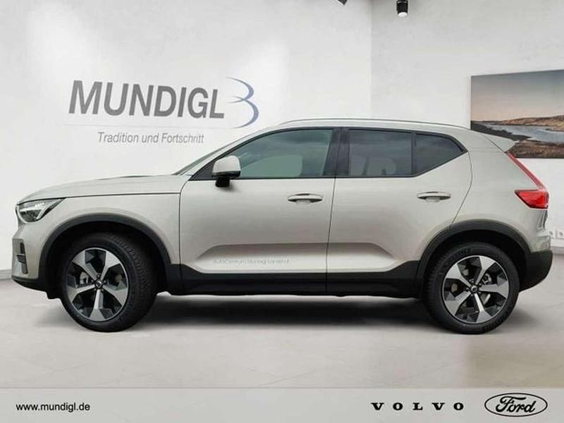 Gebraucht Volvo XC40 Core 163 PS (119 kW) 2023 Bright dusk / metallic SUV