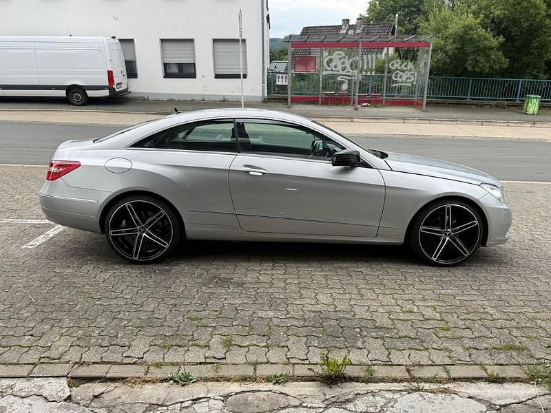 Silber Gebraucht 2010 Mercedes E250 Coupé | 6.850 € (Guter Preis) - Bild 1/4