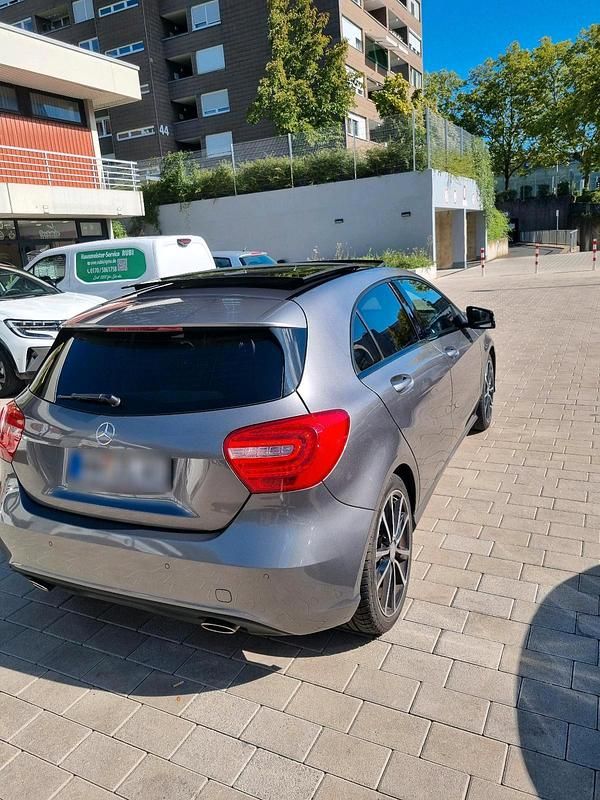 Gebraucht Mercedes A180 122 PS (89 kW) 2015 Grau Kleinwagen